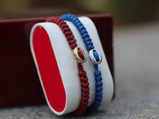 Bracelet en rouge et en bleu 04278